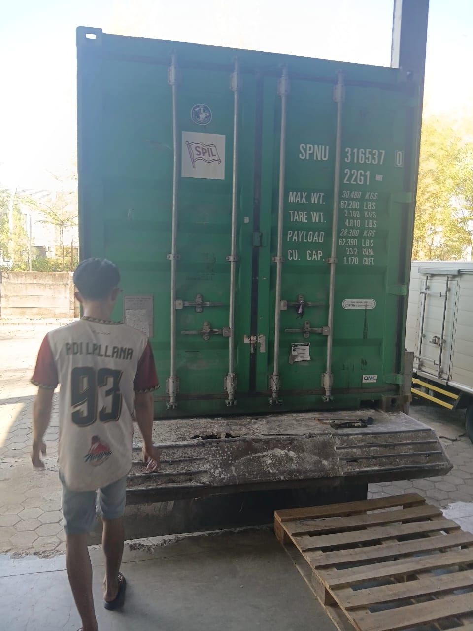 Proses bongkar BSP Makassar