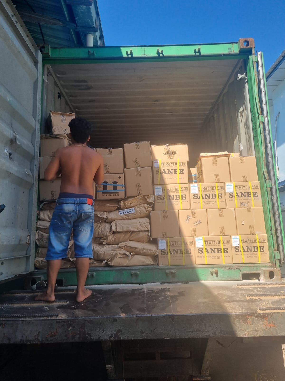 Proses bongkar kontainer di BSP Manado