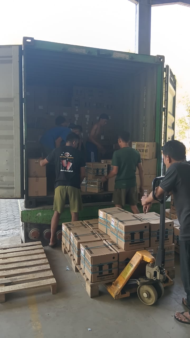Proses bongkar muat BSP Makassar