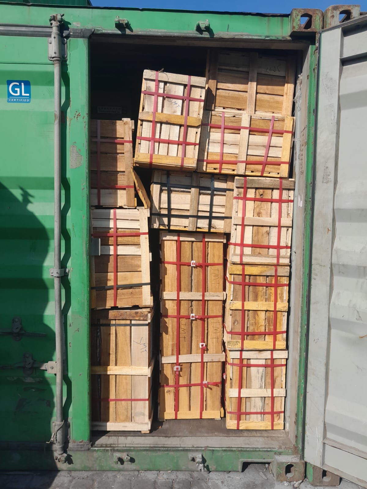 Proses segel atau seal kontainer tujuan Makassar