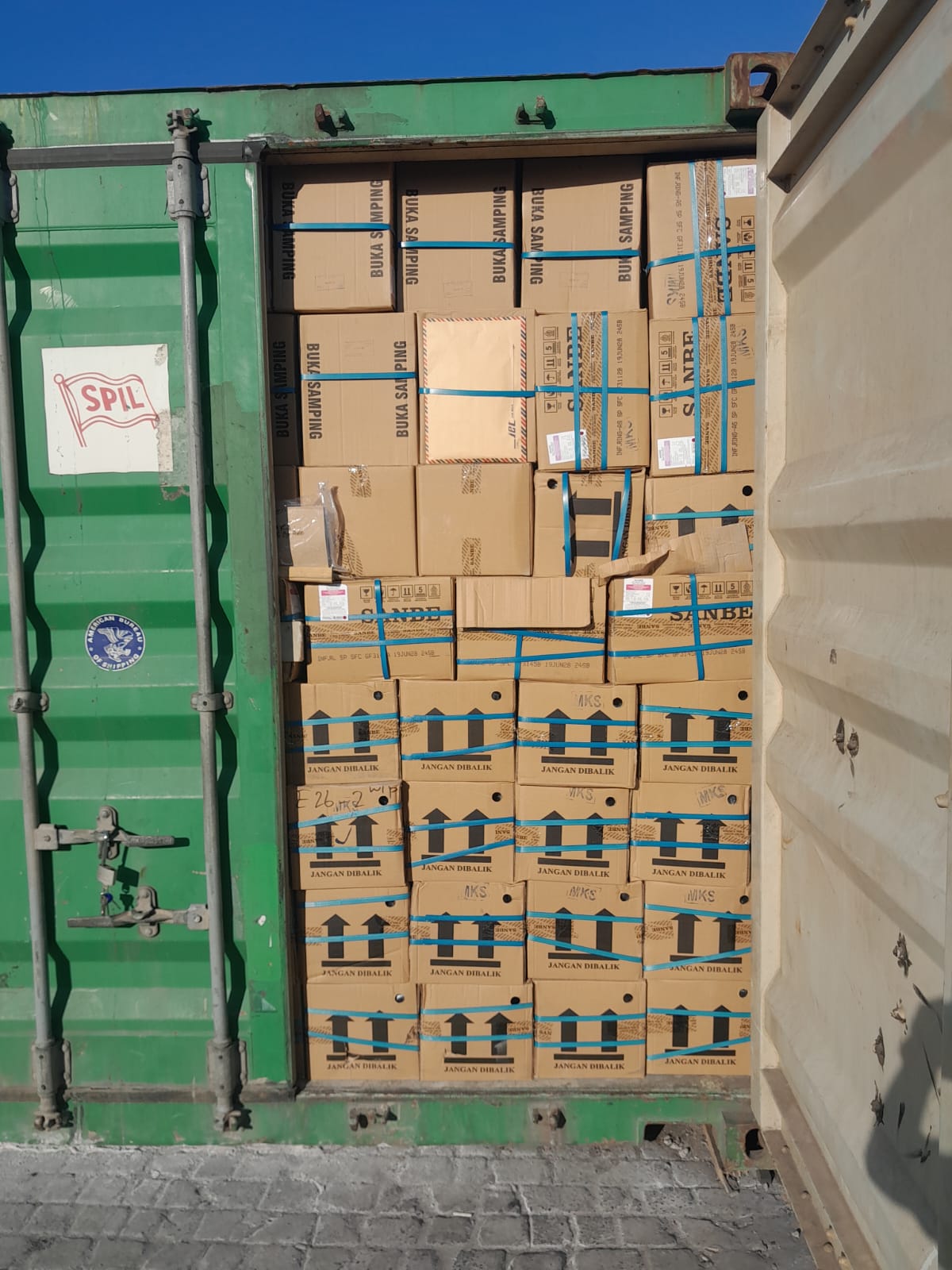 Proses seal kontainer tujuan Makassar